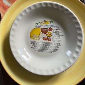 Vintage pie plate circa 1980’s beautiful design and rich colour scheme.